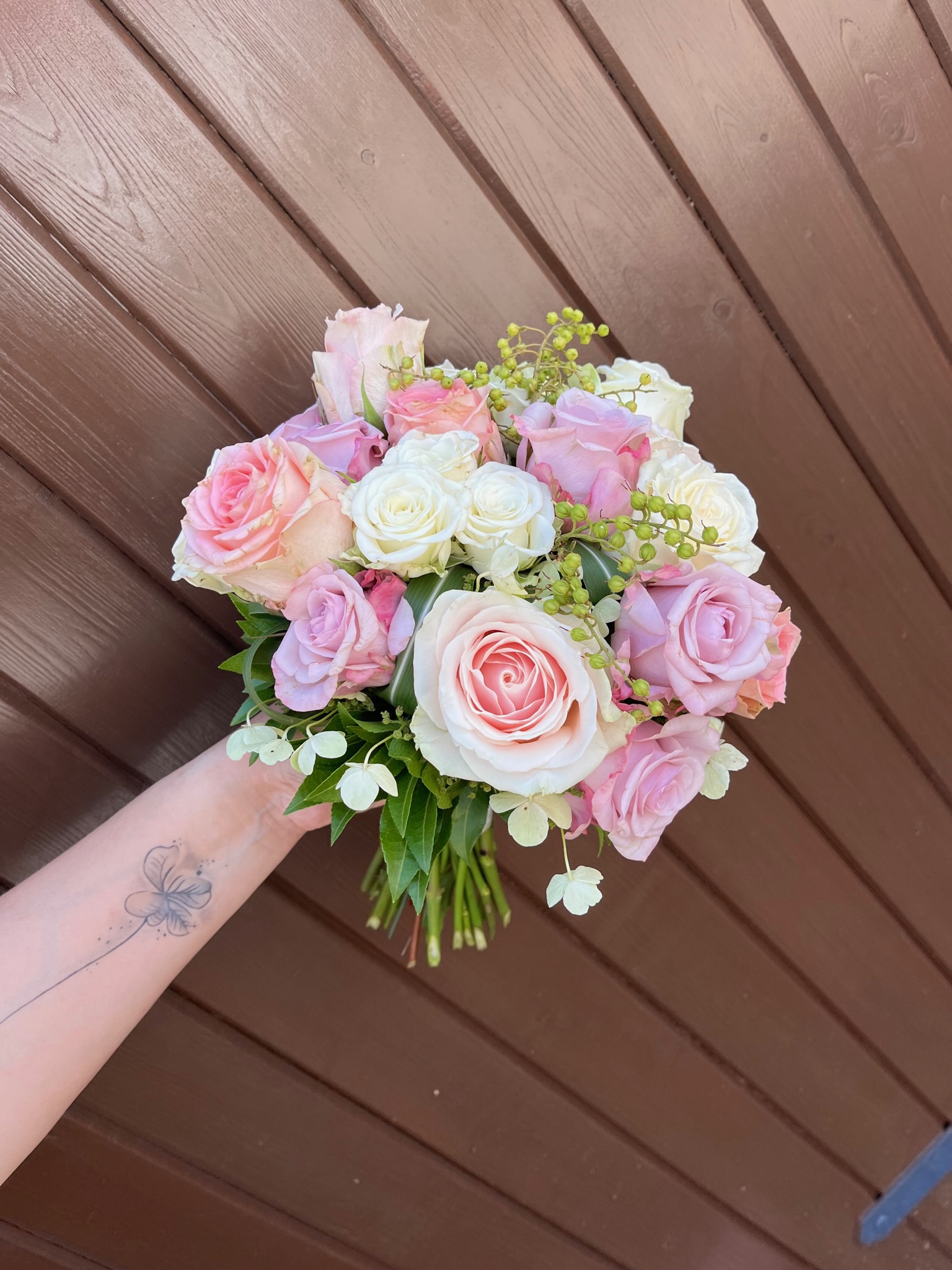 Bunter Frühlingsstrauß mit saisonalen Blumen